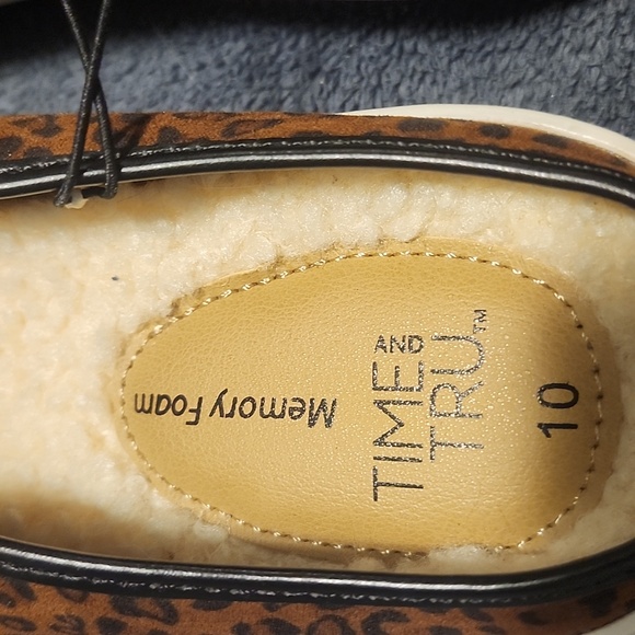 Time and Tru brand leopard print fur lined slip on sneakers. Size 10 NWT - Picture 3 of 5